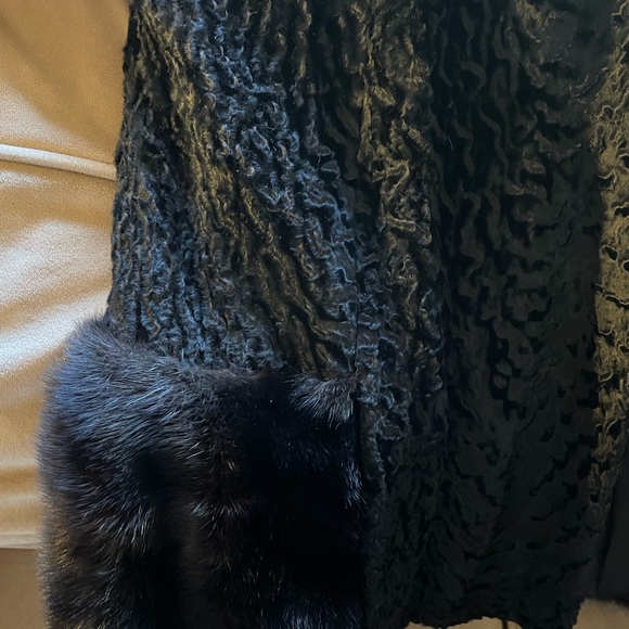 Vintage Black Brocade with Mink trim. Medium - Picture 7 of 8